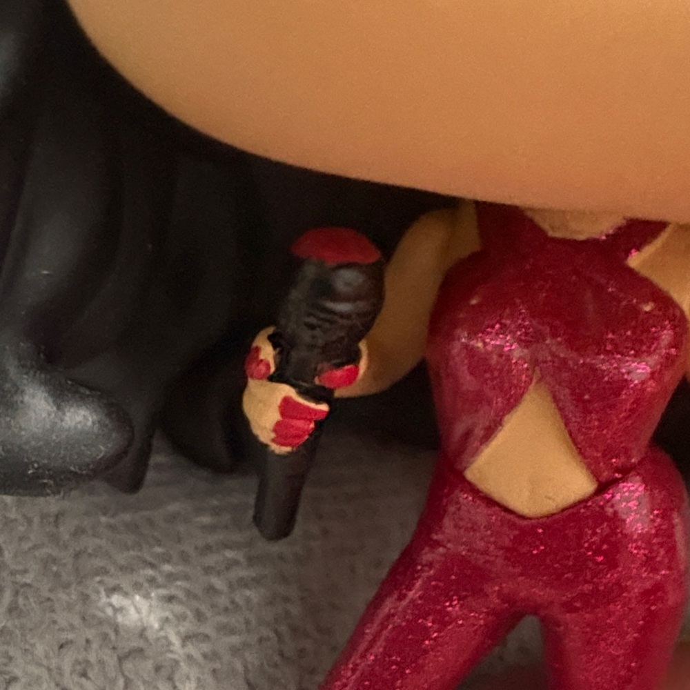 Selena Funko Pop Figure in Sparkling purple Outfit - Picture 2 of 3